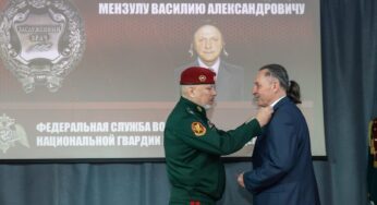 Замдиректора Росгвардии генерал-полковник Алексей Воробьев вручил награды военным врачам и навестил раненых росгвардейцев