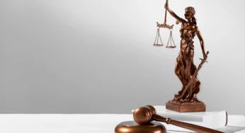 В Магадане осудят сотрудницу колонии за пронос телефона для заключенного