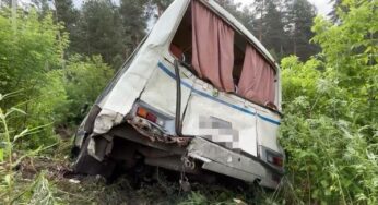 На Алтае заведено дело из-за автобуса, сбившего двух человек на остановке