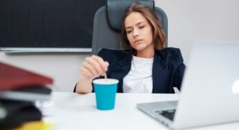 Специалист рынка труда Ветерков: Большинство россиян считают переработки нормой