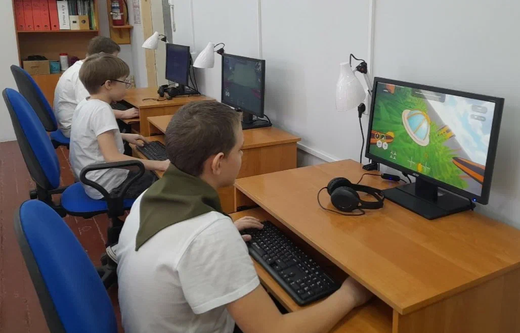 Свыше 240 000 участников «Зарницы 2.0» обучились пилотированию БАС на симуляторе «Академия дронов»